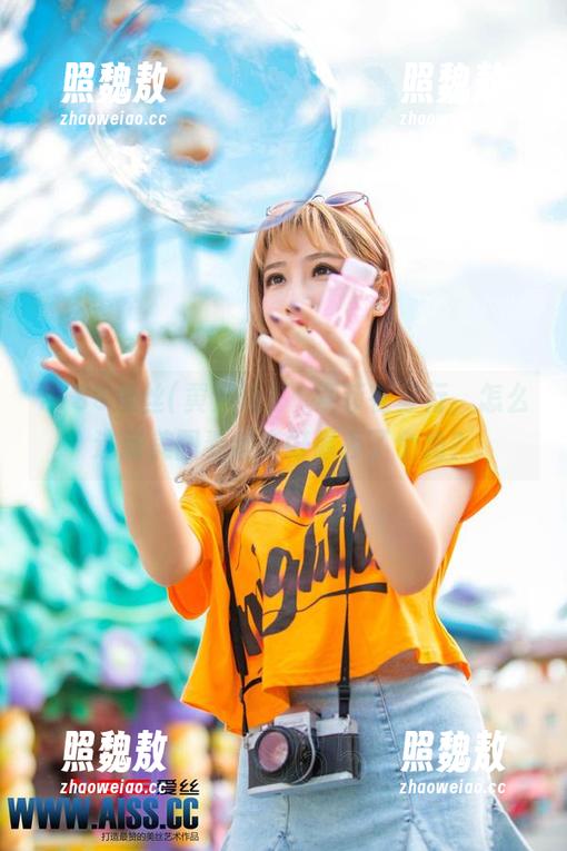 AISS爱丝(黄金版) - 索菲在穿行，怎么这张美图看起来好像丢了个角？