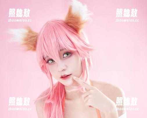 Azami Azami的红裙合集——这不是一条裙子,这是一次行动的号召,让所有女孩都想试试这种自信。
