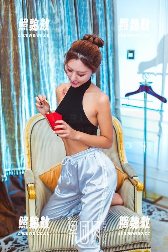 GIRLT果团网-酸酱兔 GIRLT果团网 - 进入酸酱兔的免费写真:泳池边的浪漫时光