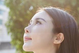 MiiTao蜜桃社 – 定制写真：女孩与E杯奶茶之间的那份暧昧感