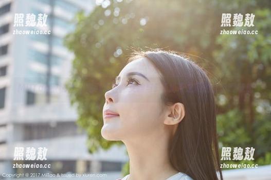 MiiTao蜜桃社 - 定制写真：女孩与E杯奶茶之间的那份暧昧感
