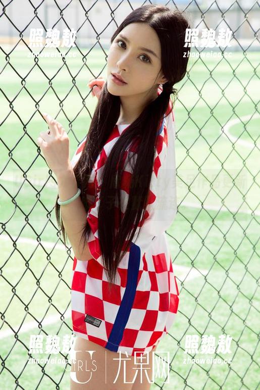UGirls尤果网 - 欣杨Kitty美足作品更新，脚丫子在默默流连。