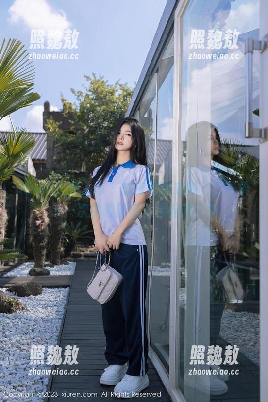 Xiuren秀人网 - 旗袍写真来啦，王曼柔又一次挑战旗袍与青春的平衡