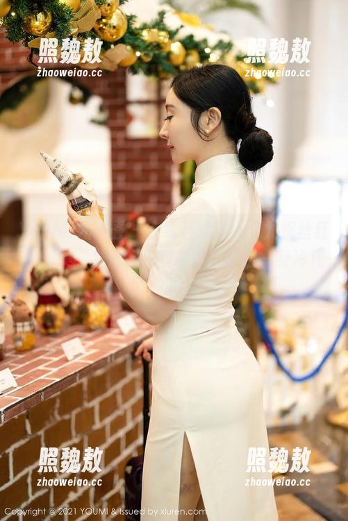 YouMi尤蜜荟 – 在线召唤Egg_尤妮丝红裙图集，准备好把我的审美吓出一身冷汗吧？