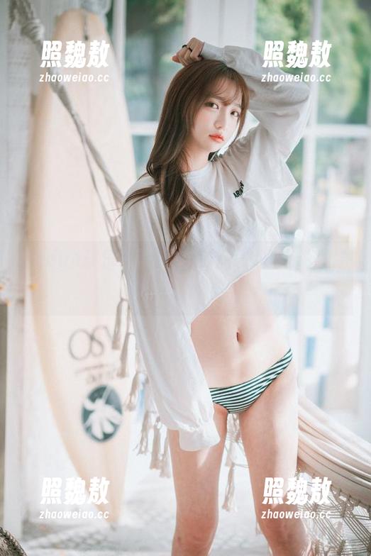 yeeun孙乐乐的纯白写真，像是在说‘给我一点颜色’