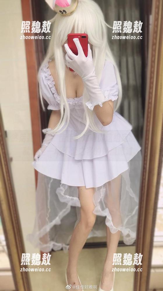 然后我就想，佳佳好难啊的这组定制写真就像是一场不速之客的魅魔派对。
