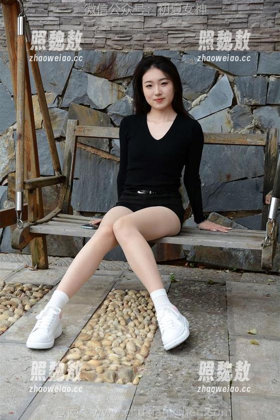 初夏女神-点点 初夏女神 - 在线!点点的异国校服,谁说校服不能美丽?