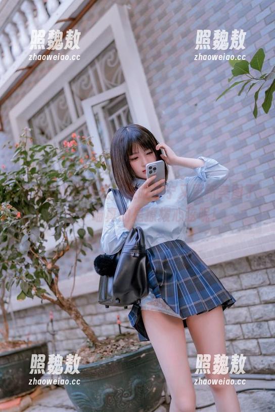 在这失眠的夜晚，失眠小宁又更新美图了，宁宁喵真的是撩拨心弦呢！