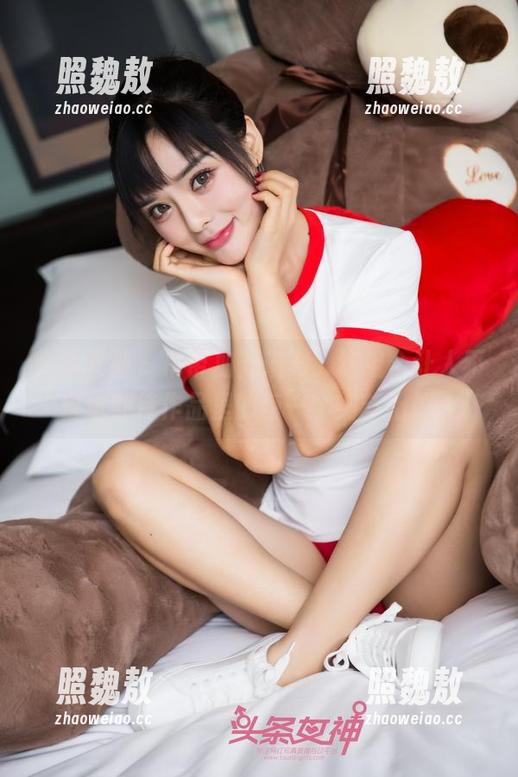 头条女神-刘瑾希 头条女神 - 吊带加刘瑾希,这组合让人不自觉期待作品里的每一个细节出现。