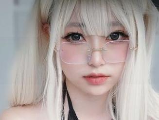 看女主K的私房图片，女孩的神态真让人想一探究竟！