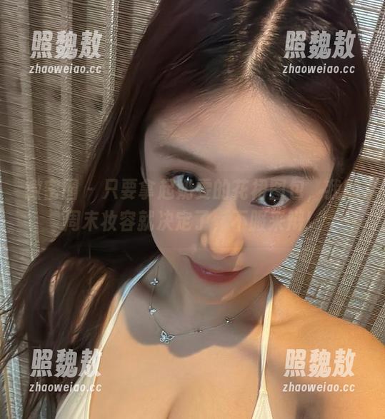奶雯 微密圈 - 只要拿起奶雯的花裙图包,我的周末妆容就决定了,不服来辩!