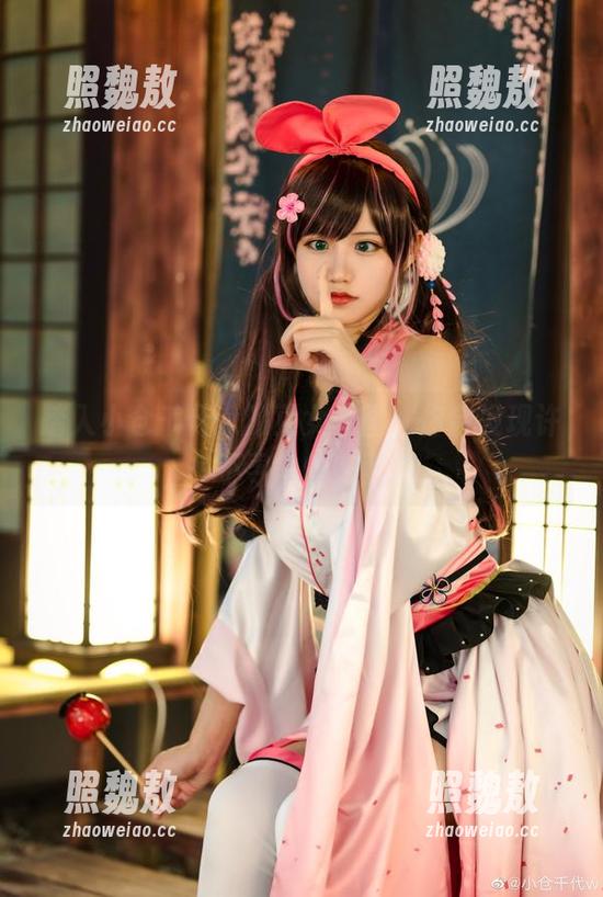 踏入小仓千代w的巫女套图，你会发现许多不寻常的东西。