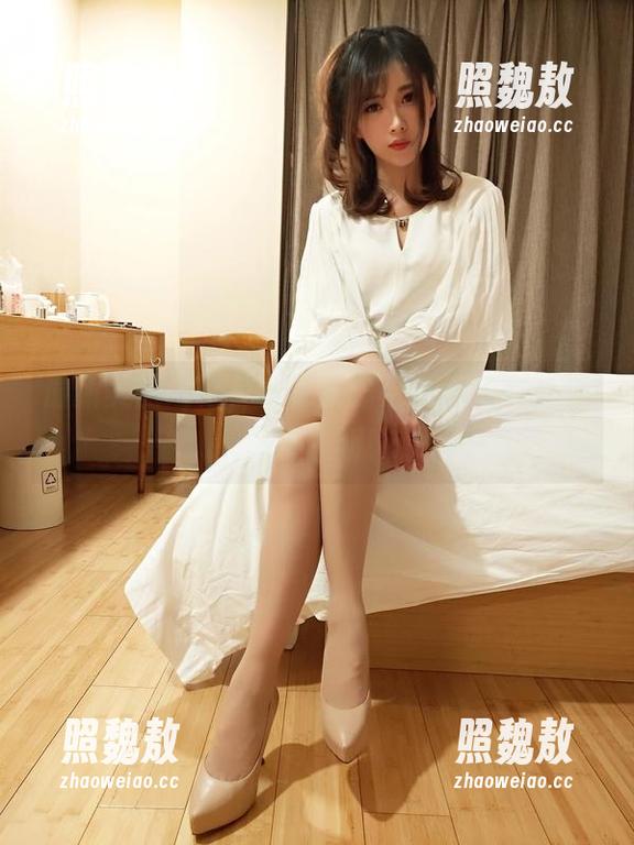 最新美图现身，小女巫露娜告别色彩，重温纯白期！