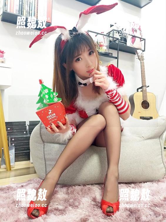 小女巫露娜黑丝写真，最新拍摄，犹如一杯浓厚的咖啡。
