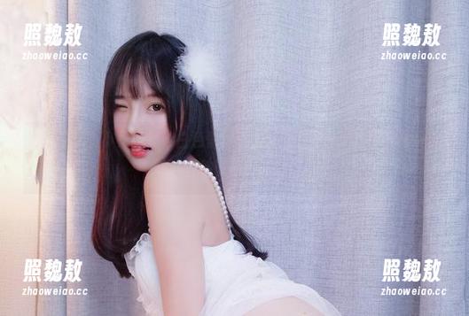 套图中的小小奶瓶儿，白色蕾丝的联系让我想念起小时候的糖果味，一种说不出的飘荡。