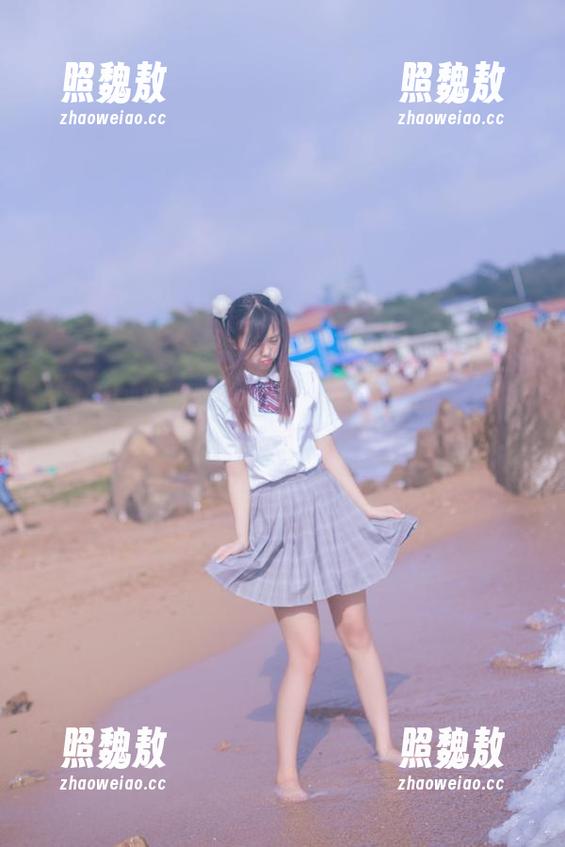 直击内心的最新写真：小野妹子w在死库水单品上又有了新招数。
