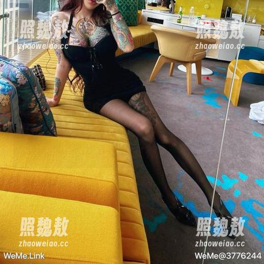 微密圈 - 希希Gina的空姐图集，一种难以抵抗的反差萌！分享一下，谁说空姐只能是高冷女神？