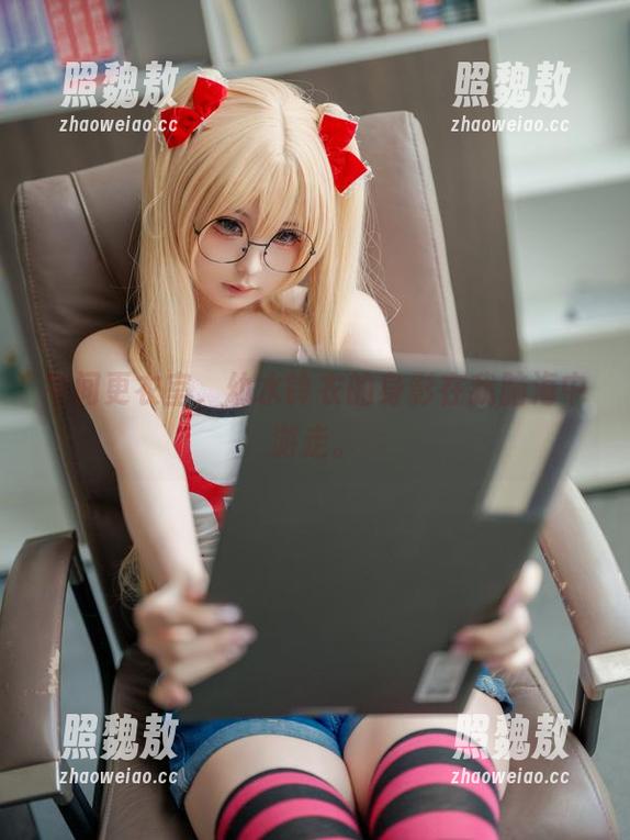 午间更衣室，幼水铃衣的身影在我脑海中游走。