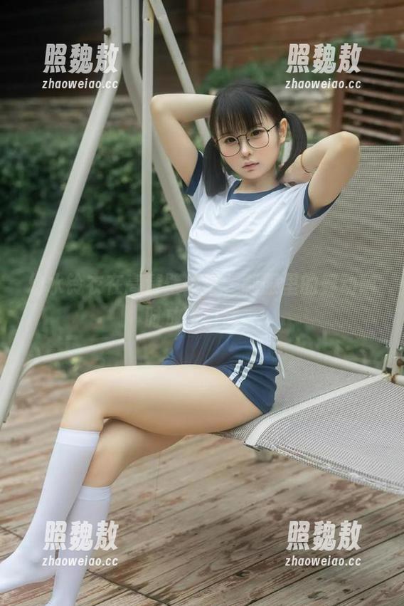 幼水铃衣 幼水铃衣在高清壁纸中,制服里的舞动随时放飞自我。