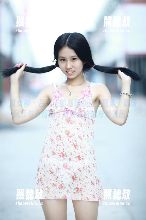推女神-吕梦玉 推女神 - 吕梦玉的私房办公室图集:职场风云与小情趣,巧妙结合的奇妙氛围。