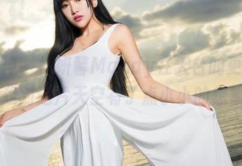 推女神 – 徐妍馨Mandy在天台的更新，让我对这片天空有了点小小的想象…