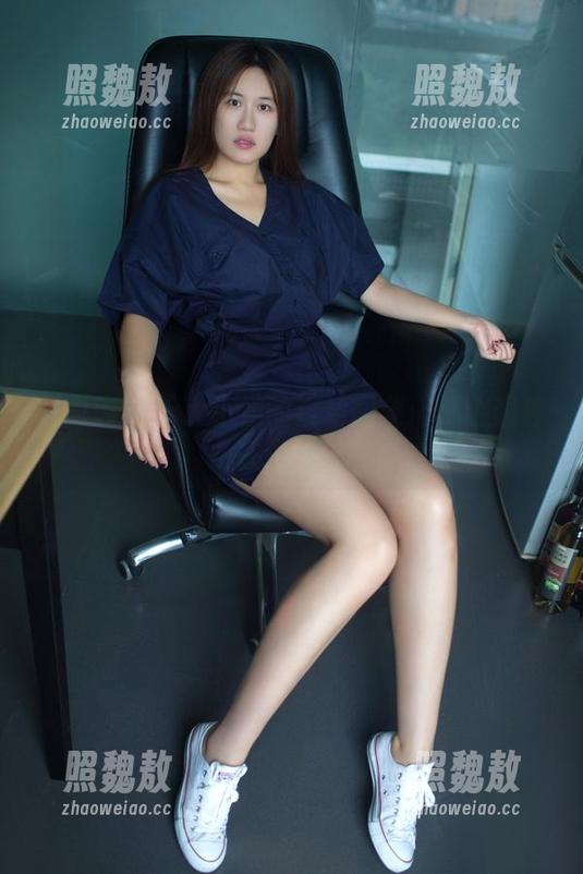 推女郎-于大小姐 推女郎 - 于大小姐的白裙图集:哪个眼神在说话?