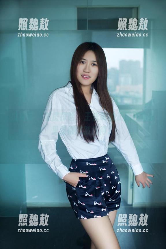 推女郎-王依萌 推女郎 - 私房探险,王依萌的长腿在角落里显得悠然自得。