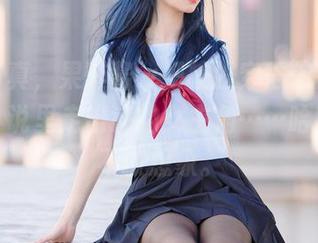 高清写真，果咩酱w把校服穿得像是刚从青春小说里走出来的女主角……哈哈，真不敢想象。