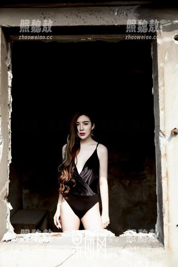 果团网-蜜桃Q妹儿 果团网 - 奇怪的办公桌与蜜桃Q妹儿,写真在哪呢?