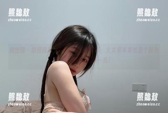 火龙果羊 微密圈 - 原图精选,这条红色连体吊带,火龙果羊果然是个颜色专家,真让人眼前一亮!