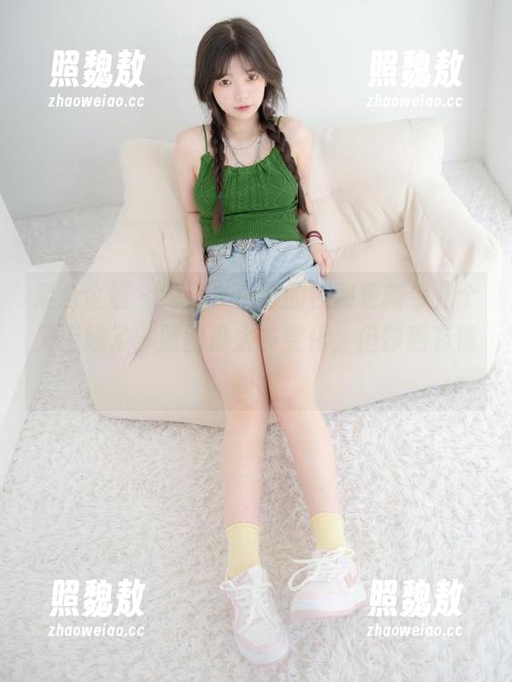 紧急企划-小恩 紧急企划 - 对了,小恩的校服更新今儿个又上线了,原图没太多变化,但却别有情趣。