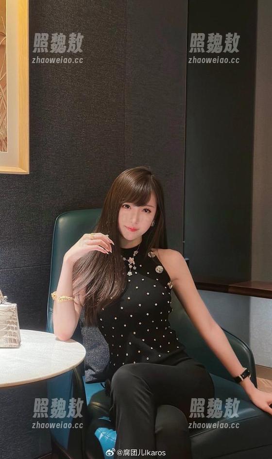 腐团儿Ikaros 美图里的腐团儿Ikaros,穿着套装像极了悄悄溜进时尚界的幽灵!