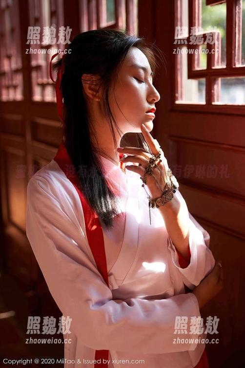 蜜桃社 - 没有永远的配饰，只有伊琳的礼服作品，让我爱不释手！