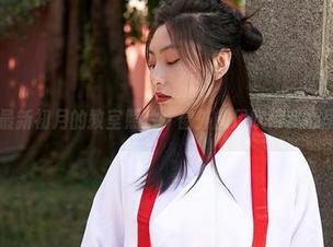 蜜桃社 – 最新初月的教室照片，窗外的风吹得我心里痒痒的。