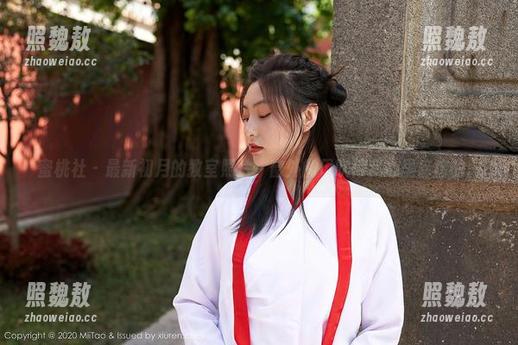 蜜桃社-初月 蜜桃社 - 最新初月的教室照片,窗外的风吹得我心里痒痒的。