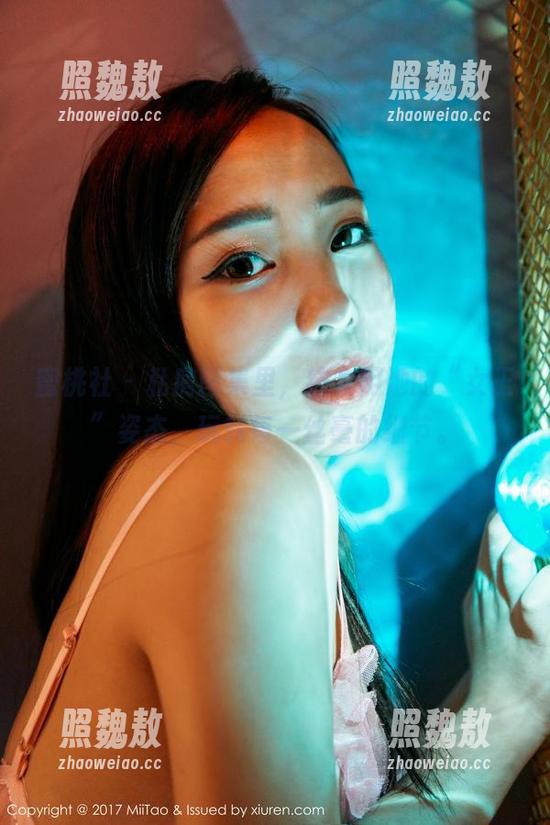 蜜桃社-结衣 蜜桃社 - 私房图集里,结衣用她的“女王”姿态,玩转每一丝毫的细节。