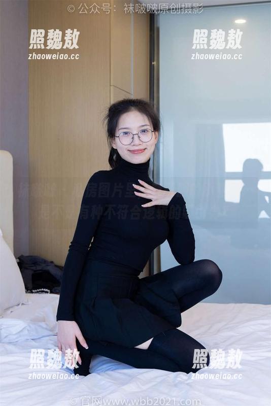 袜啵啵 - 私房图片里，穿制服的小甜豆…是不是有种不符合逻辑的吸引力？