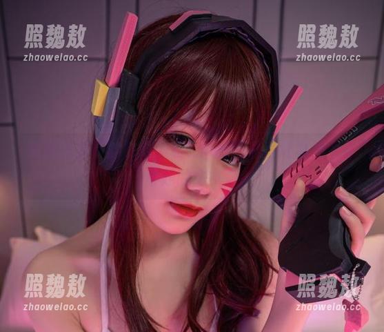 制服造型下的铁打萌萌_moi，私房还真是个了不起的宅女。