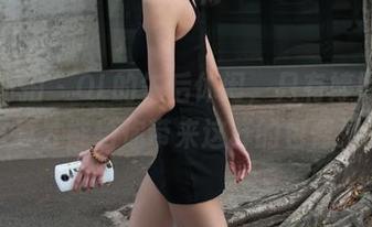 魔镜街拍 – OL的午后休闲，只有婷婷的全套写真才能给你带来这样的包臀灵感！