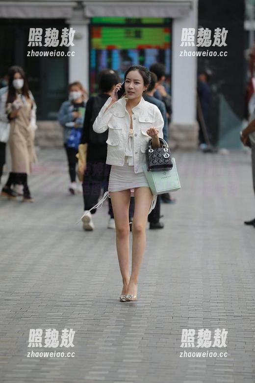 魔镜街拍 - 婷婷的白色吊带连衣裙加上黑丝，简直就是图包里的‘绝配’！腿长到牙齿都酸了！