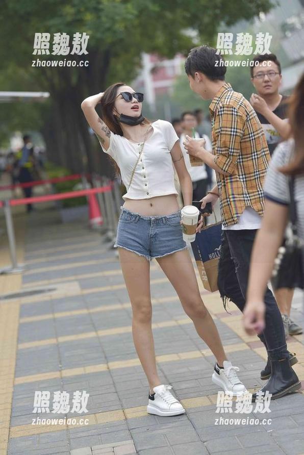 魔镜街拍 魔镜街拍:肉丝小姐姐与沙面公园的日常搭讪,高清美图展示“求搭抱歉”的气氛。