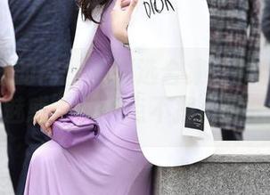 魔镜街拍的肉丝袜精选合集：微胖美女的脚下“魅惑”，一点不担心你乐出声！