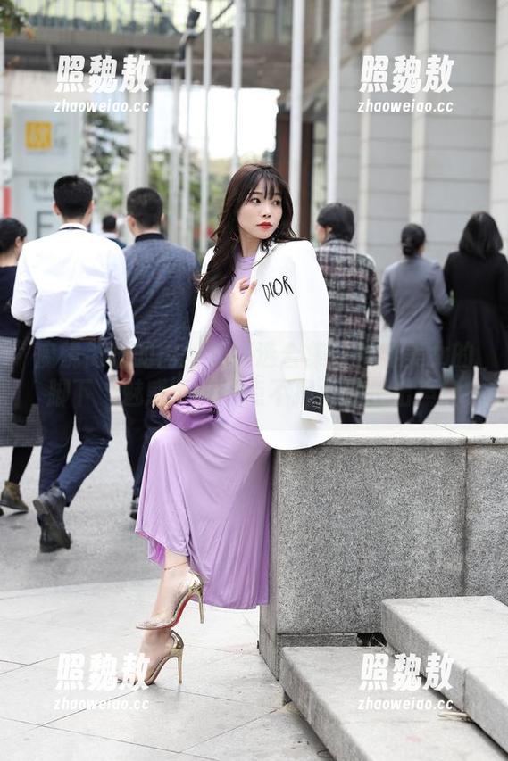 魔镜街拍 魔镜街拍的肉丝袜精选合集:微胖美女的脚下“魅惑”,一点不担心你乐出声!